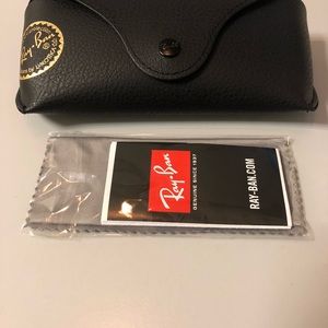 - Authentic Ray-Ban black case with cloth